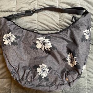 Lululemon atomic flower resolution hobo bag